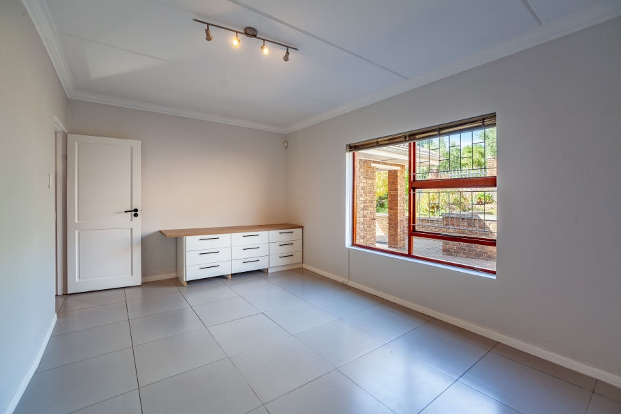 To Let 5 Bedroom Property for Rent in Door De Kraal Western Cape